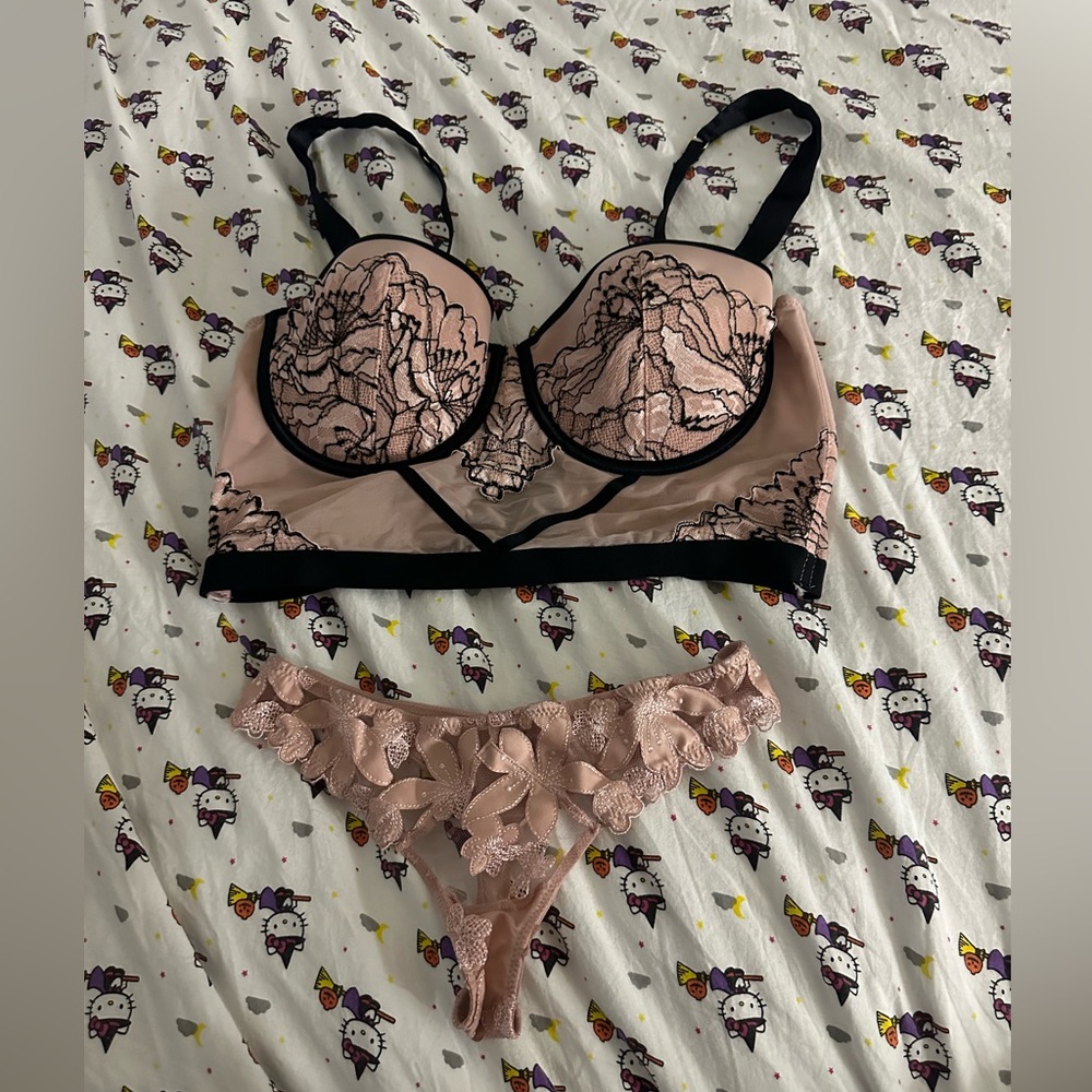 ladies lingerie size too m/l size bottom xs